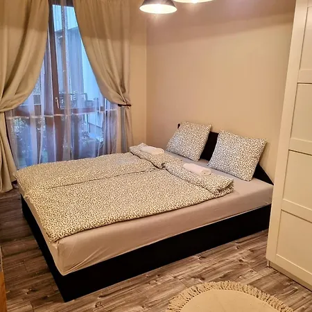 Center House Full With Garden شقة بودابست