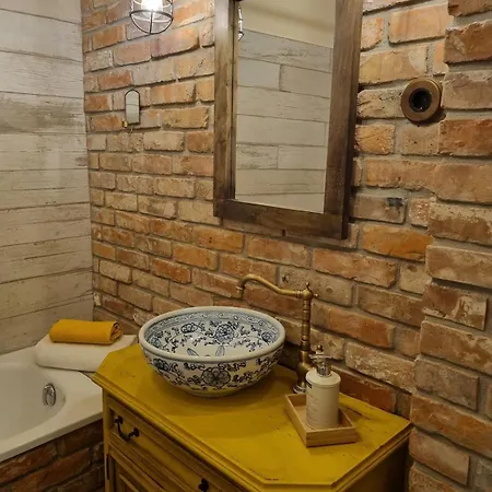 Center House Full With Garden * بودابست