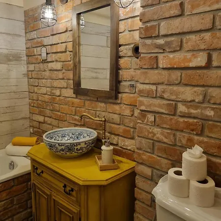 Center House Full With Garden شقة