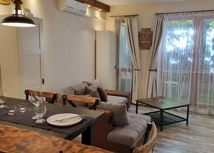 Center House Full With Garden شقة بودابست