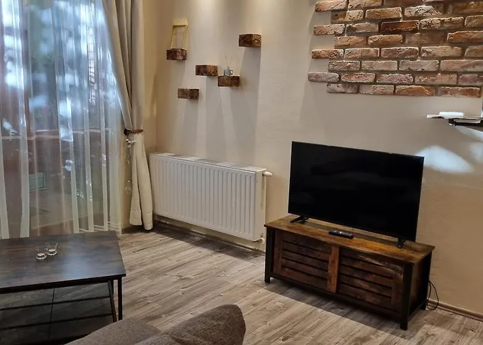 Center House Full With Garden *
